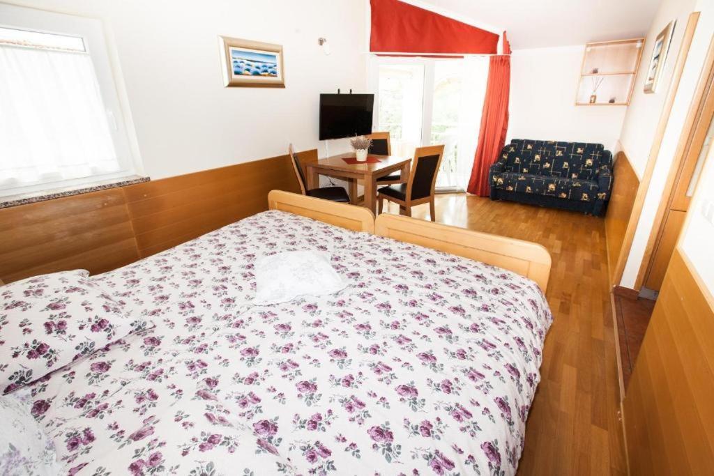 B&B Pansion Vago Malinska Εξωτερικό φωτογραφία